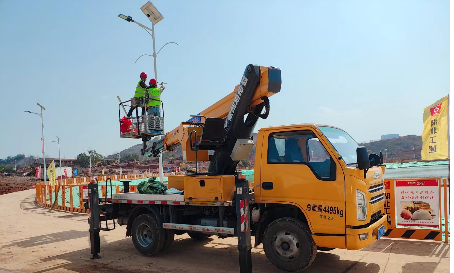 18米登高車(chē)載人安裝路燈施工現(xiàn)場(chǎng)