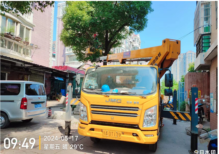 18米高空作業(yè)車(chē)安裝廣告牌施工現(xiàn)場(chǎng)