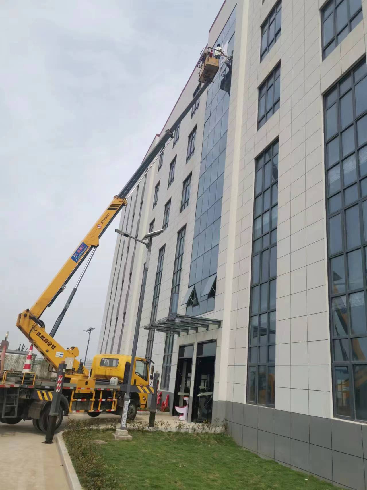 24米伸縮臂登高車(chē)修補(bǔ)外墻施工現(xiàn)場(chǎng)