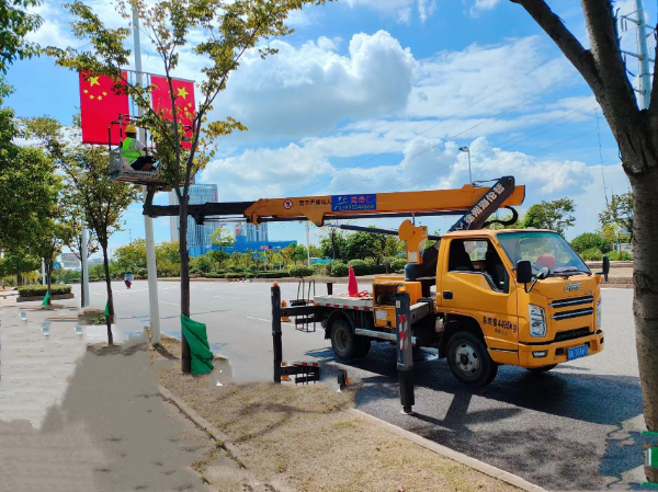 武漢三鎮(zhèn)登高車(chē)國(guó)慶節(jié)前掛紅旗施工現(xiàn)場(chǎng)